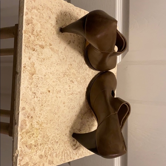 CHLOÉ Leather Round-Toe Pumps Size 9.5 - Picture 9 of 10